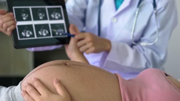 Donna incinta e ginecologo medico presso l'ospedale — Video Stock