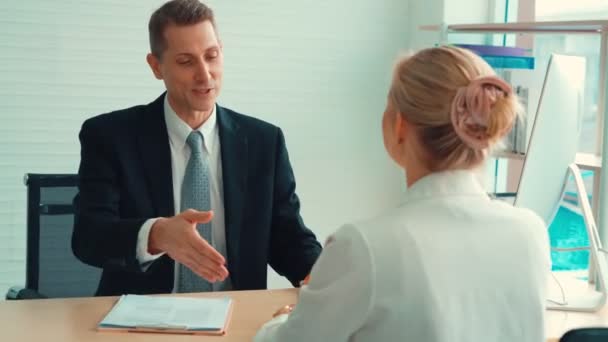 Werkzoekende en manager handdruk in sollicitatiegesprek — Stockvideo