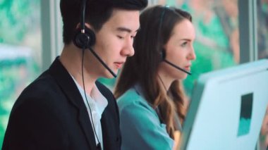 Ofiste çalışan kulaklık takan iş adamları.