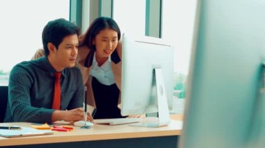 İki iş adamı ofiste proje stratejisi hakkında konuşuyor