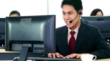 Ofiste çalışan kulaklık takan iş adamları.