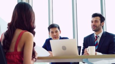 Yöneticiyle iş görüşmesinde iş arayan