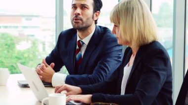 İki iş adamı ofiste proje stratejisi hakkında konuşuyor