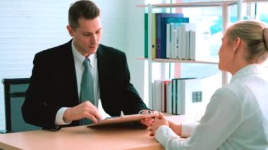 Yöneticiyle iş görüşmesinde iş arayan