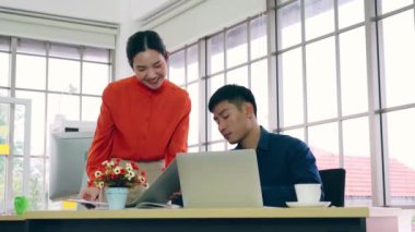 İki iş adamı ofiste proje stratejisi hakkında konuşuyor