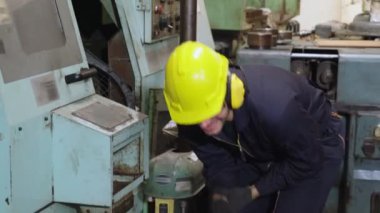 Fabrika işçisi fabrikada makineyi kullanırken kazara yaralandı