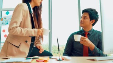 İki iş adamı ofiste proje stratejisi hakkında konuşuyor