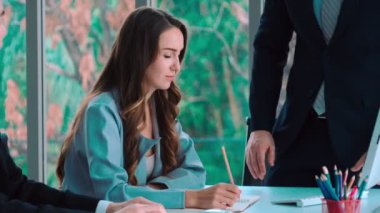 Zeki iş adamı ve iş kadını grup toplantısında tartışıyorlar.