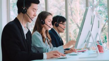 Ofiste çalışan kulaklık takan iş adamları.