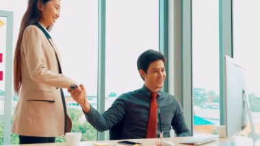 İş adamları ofiste arkadaşlarıyla tokalaşırlar.