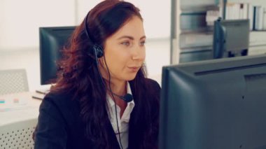 Ofiste çalışan kulaklık takan iş adamları.