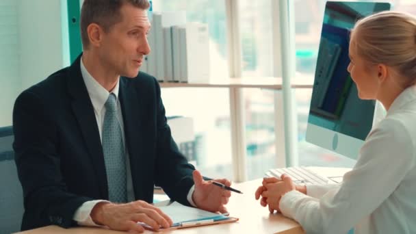 Pesquisador de emprego em entrevista de emprego reunião com gerente — Vídeo de Stock