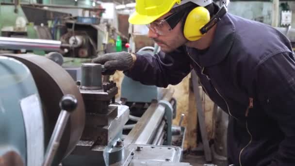 Trabajador de fábrica inteligente usando máquina en taller de fábrica — Vídeos de Stock