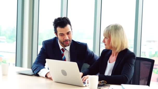 Business people handshake with friend at office — Stock Video