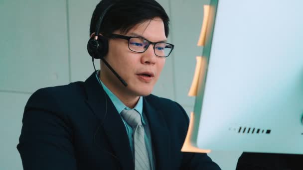 Forretningsfolk med hodetelefoner som arbeider i kontor – stockvideo