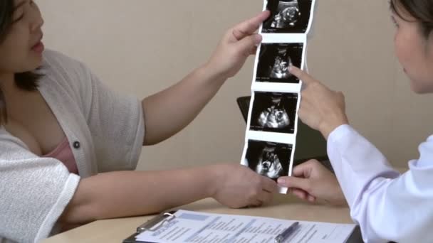 Schwangere und Frauenärztin im Krankenhaus — Stockvideo