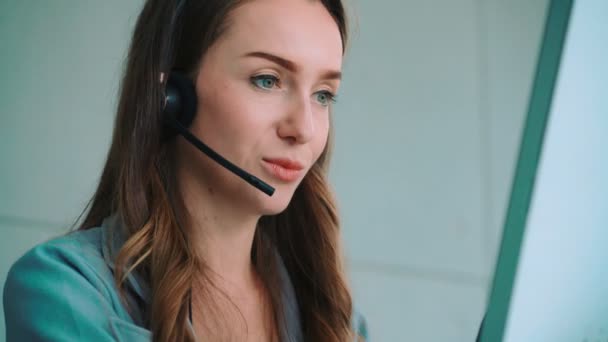 Gente de negocios con auriculares trabajando en la oficina — Vídeo de stock