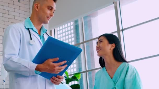 Médico en uniforme profesional examinando al paciente en el hospital — Vídeo de stock