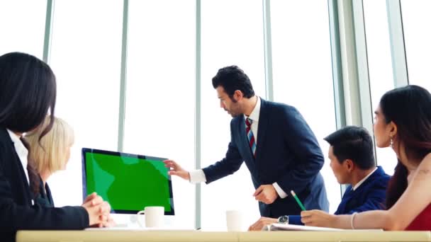 Επιχειρηματίες στην αίθουσα συνεδριάσεων με πράσινη οθόνη — Αρχείο Βίντεο