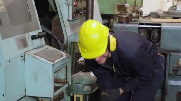 Працівник заводу постраждав від аварії під час використання машини на заводі — стокове відео