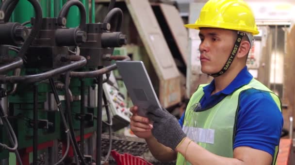 Trabajador de fábrica inteligente usando máquina en taller de fábrica — Vídeos de Stock