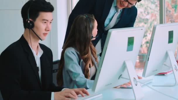 Zakenmensen met een koptelefoon aan het werk — Stockvideo