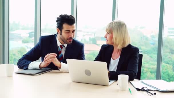 Duas pessoas de negócios felizes celebram no escritório — Vídeo de Stock