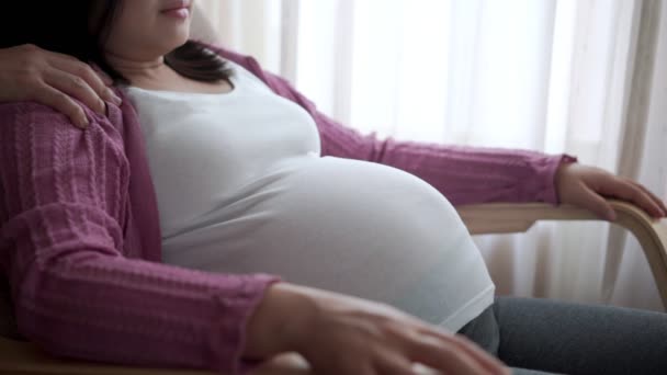 Coppia incinta si sente l'amore e rilassarsi a casa. — Video Stock
