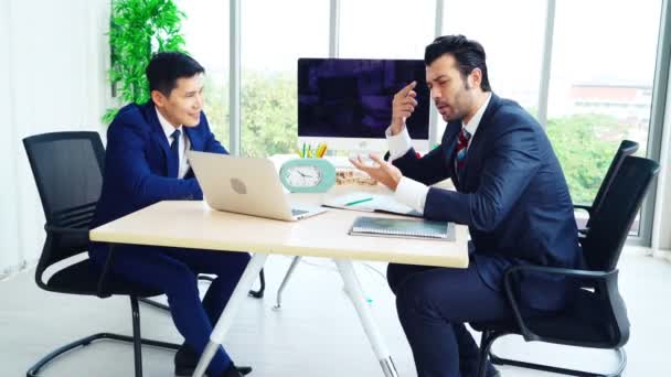 Två affärsmän pratar projektstrategi på kontoret — Stockvideo