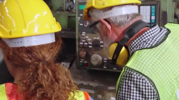 Grupp av fabriksarbetare som använder maskinutrustning i fabriksverkstaden — Stockvideo