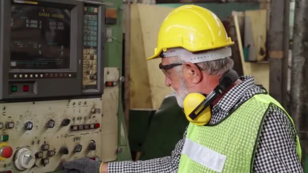 Senior factory worker teach how to use machine equipment in the factory workshop — Stock video