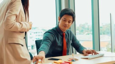 İki iş adamı ofiste proje stratejisi hakkında konuşuyor