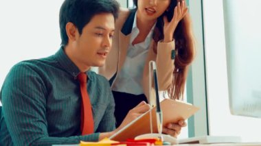 İki iş adamı ofiste proje stratejisi hakkında konuşuyor