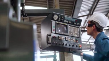 Fabrika atölyesinde makine kullanan akıllı bir fabrika işçisi