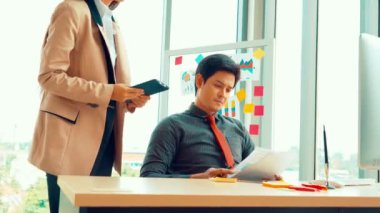 Mutsuz iş adamları ofiste iş sorununu tartışıyorlar