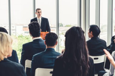 Bir grup iş adamı seminer konferansında toplanıyor. Seyirciler, çalışanların eğitim seanslarındaki eğitmenleri dinliyor. Uzman konuşmacı ile ofis çalışanları toplantısı .