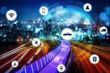 Gelecekteki araba trafiği için akıllı ulaşım teknolojisi kavramı. Sanal akıllı sistem, şehir sokaklarındaki araç verilerini birbirine bağlamak için dijital bilgi analizi yapıyor. Gelecekteki yenilik .