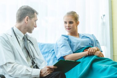 Profesyonel üniformalı doktor hastanedeki ya da klinikteki hastayı muayene ediyor. Sağlık, sağlık ve doktor hizmetleri konsepti.