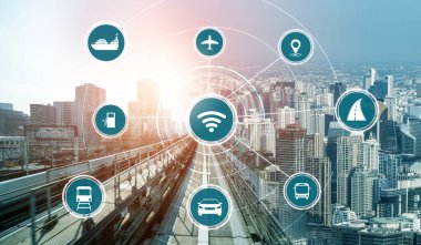 Gelecekteki araba trafiği için akıllı ulaşım teknolojisi kavramı. Sanal akıllı sistem, şehir sokaklarındaki araç verilerini birbirine bağlamak için dijital bilgi analizi yapıyor. Gelecekteki yenilik .