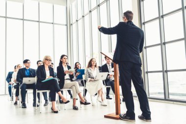 Bir grup iş adamı seminer konferansında toplanıyor. Seyirciler, çalışanların eğitim seanslarındaki eğitmenleri dinliyor. Uzman konuşmacı ile ofis çalışanları toplantısı .