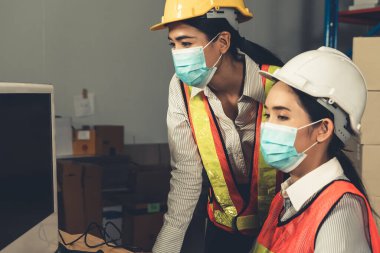 İş açılışında Covid-19 Coronavirus 'un yayılmasını önlemek için maskeyle çalışan fabrika işçisi. .