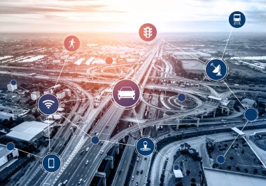 Gelecekteki araba trafiği için akıllı ulaşım teknolojisi kavramı. Sanal akıllı sistem, şehir sokaklarındaki araç verilerini birbirine bağlamak için dijital bilgi analizi yapıyor. Gelecekteki yenilik .