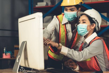 İş açılışında Covid-19 Coronavirus 'un yayılmasını önlemek için maskeyle çalışan fabrika işçisi. .