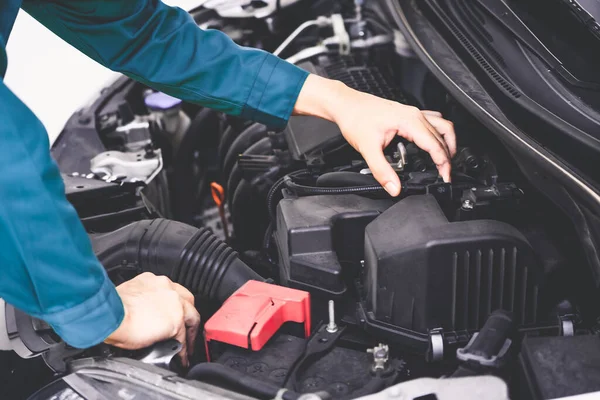 Mão Mecânica Profissional Fornecendo Serviço Reparação Manutenção Automóveis Garagem Automóvel — Fotografia de Stock