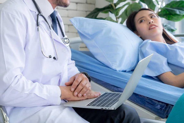 Médico Uniforme Profesional Examinando Paciente Hospital Clínica Médica Concepto Servicio — Foto de Stock