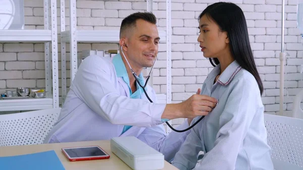 Arzt Uniform Untersucht Patient Krankenhaus Oder Der Klinik Gesundheitswesen Medizinisches — Stockfoto