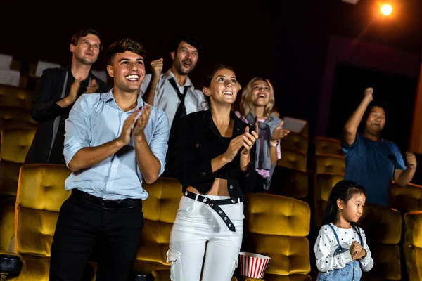 Gruppo Pubblico Felice Divertente Guardare Cinema Nel Cinema Attività Ricreative — Foto Stock