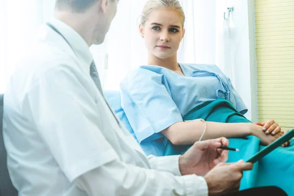 Medico Uniforme Professionale Che Esamina Paziente Ospedale Clinica Medica Concetto — Foto Stock