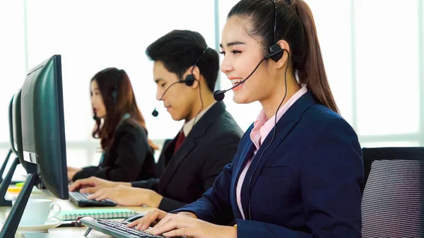 Geschäftsleute Mit Headset Arbeiten Büro Entfernte Kunden Oder Kollegen Unterstützen — Stockfoto