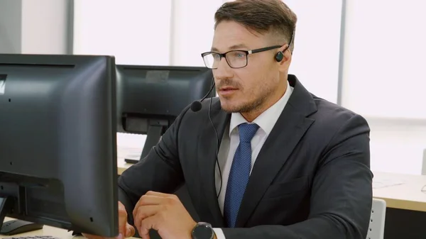 Gente Negocios Que Usa Auriculares Trabajando Oficina Para Apoyar Clientes — Foto de Stock